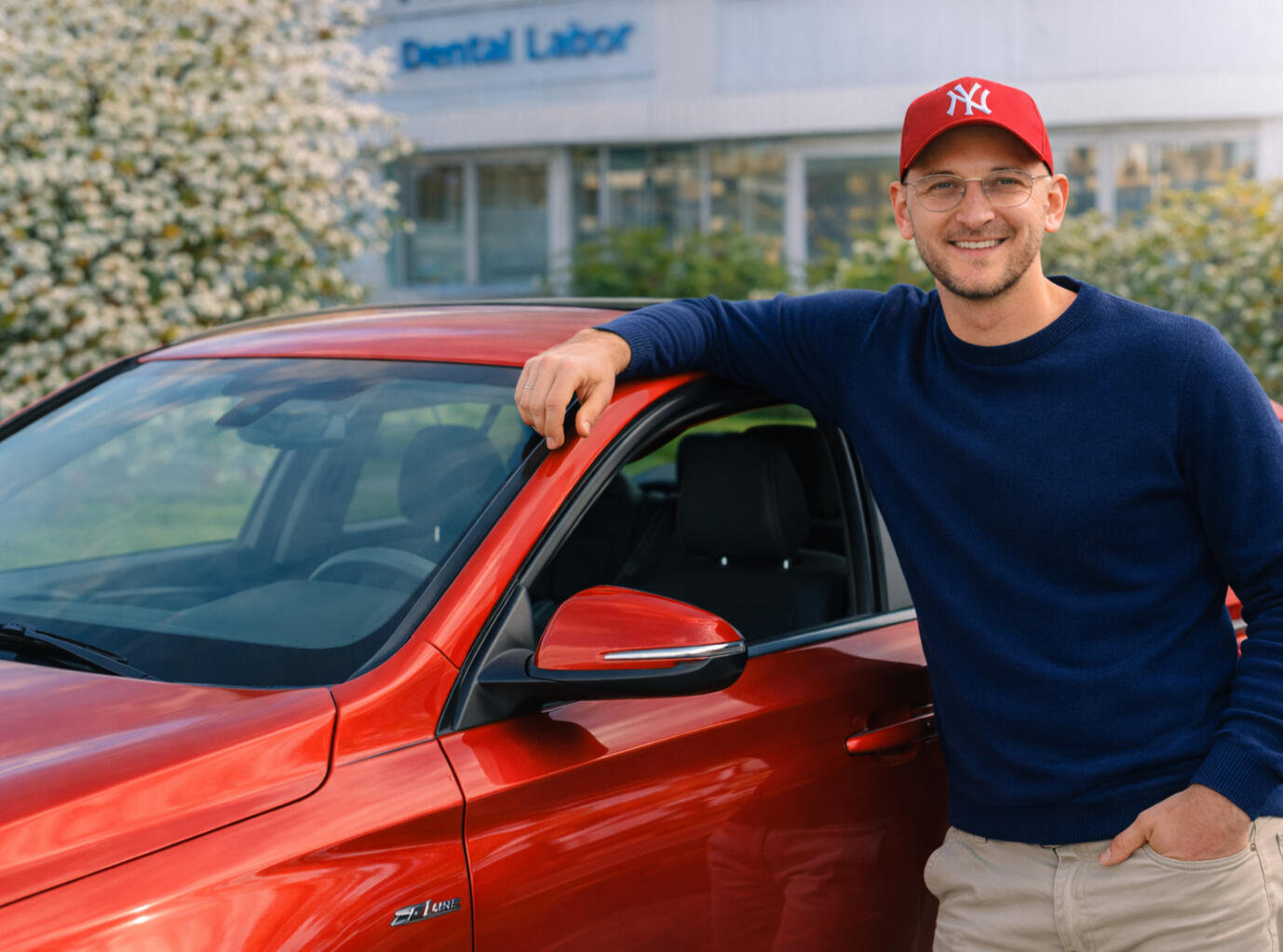 mt-produktion Auto Dentalkurier Fahrer vor Auto mit dem er ausfährt.